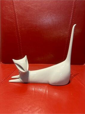 Vintage MCM Royal Dux “Lying Cat” porcelaine figurine.